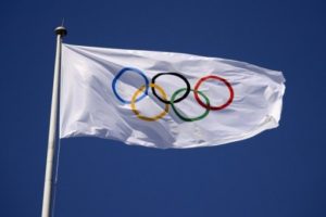 Três atletas 'apátridas' desfilarão com bandeira olímpica