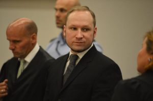 Terrorista norueguês é condenado a 21 anos de prisão por massacre