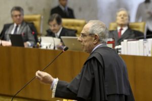 Em bloco, advogados exploram fragilidades da denúncia