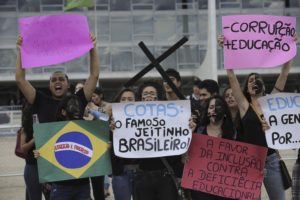 Estudantes de particulares protestam em Brasília contra cotas
