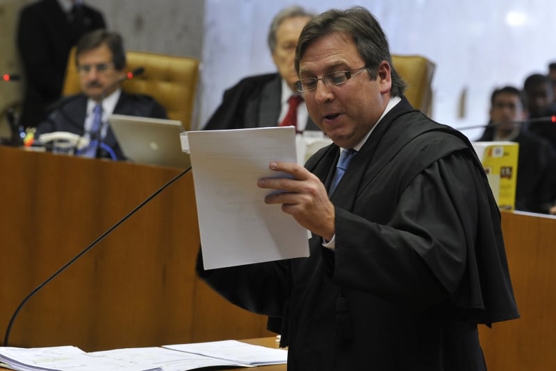 Advogado busca contradição em datas de depósitos