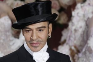 França retira Legião de Honra de John Galliano