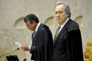 Lewandowski vota pela absolvição de Cunha em todas as acusações
