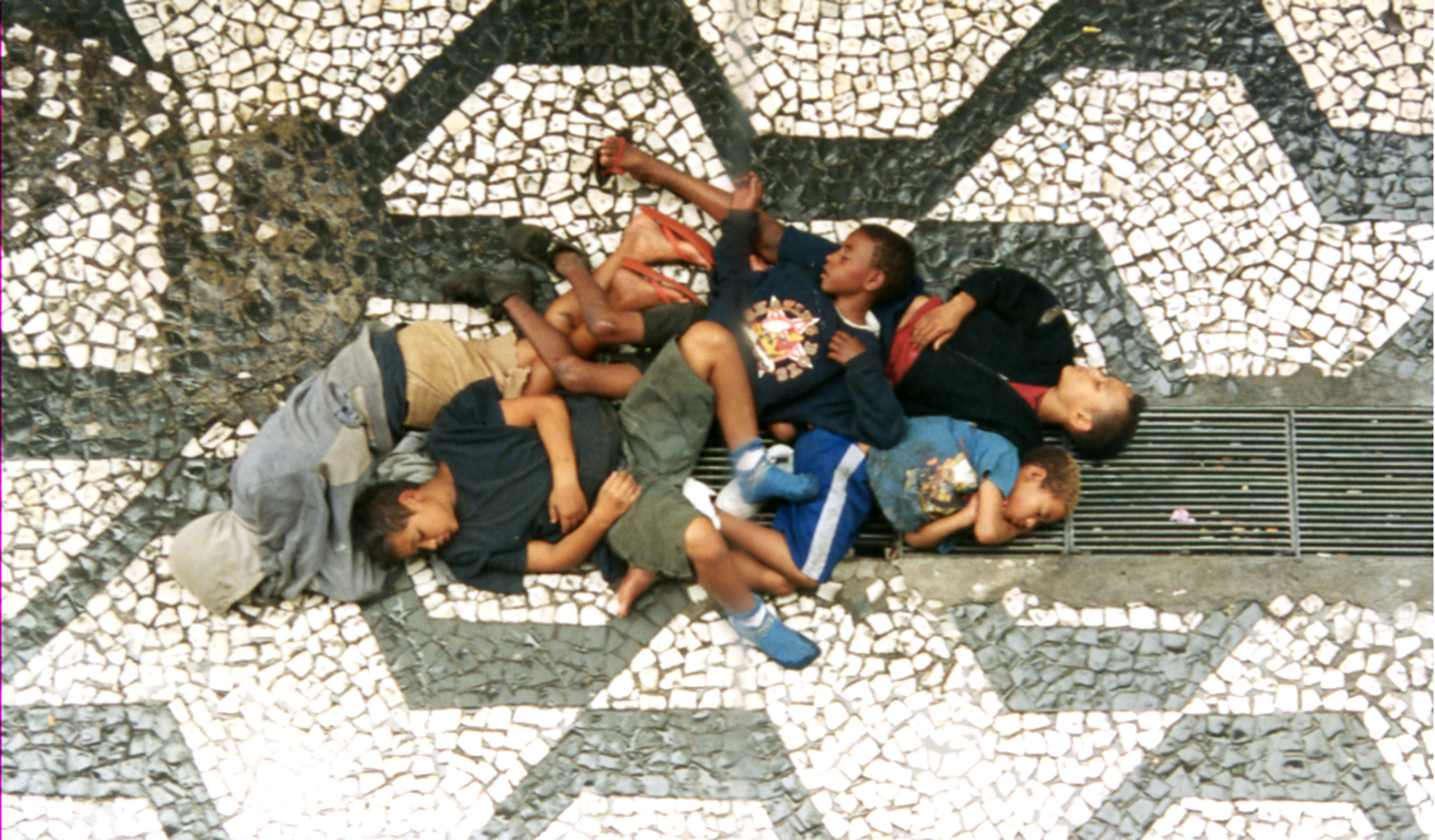 A imagem. Meninos de rua dormem na calçada no centro de São Paulo. Miserere. Foto: Oliveiro Pluviano 