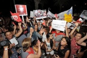 Tunisianos protestam contra partido islâmico por direitos da mulher