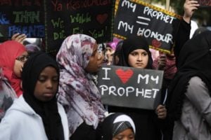Eleitores britânicos tendem a apoiar partido antimuçulmano, mais que rejeitá-lo
