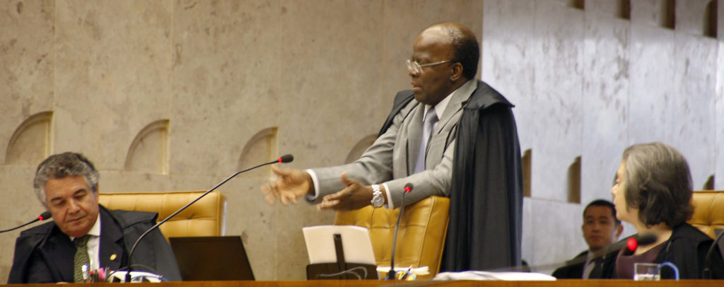 Joaquim pune e sorri