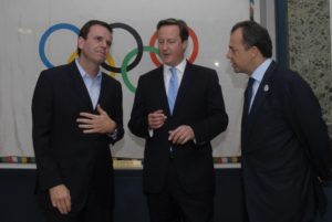 Primeiro-ministro britânico visita Complexo da Maré e conhece projeto social de antropólogo inglês