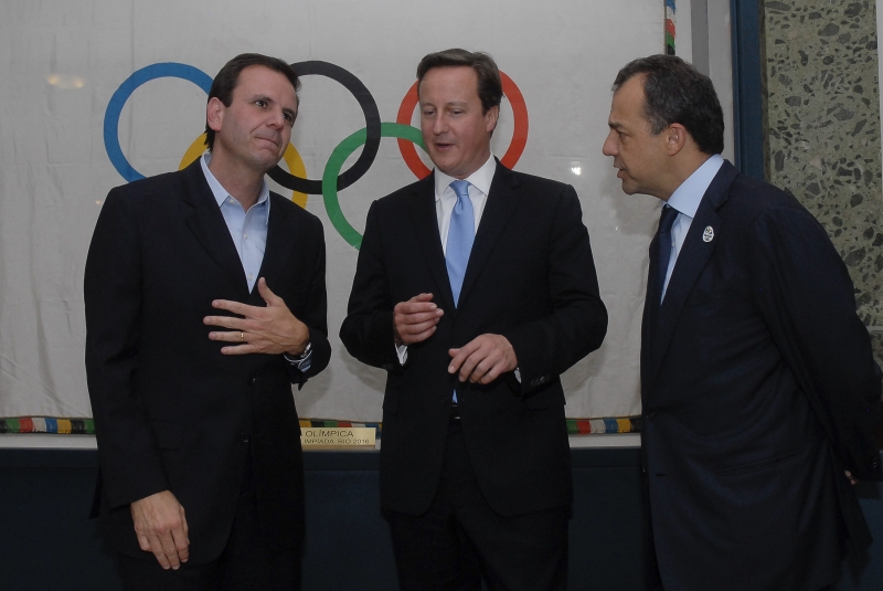 Primeiro-ministro britânico visita Complexo da Maré e conhece projeto social de antropólogo inglês