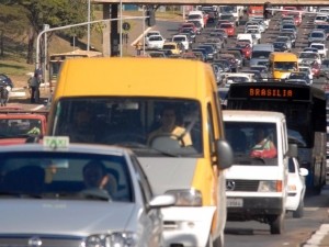 Classes média e alta preferem transporte privado ao público, segundo Ipea
