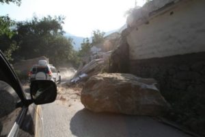 Terremoto deixa ao menos 67 mortos