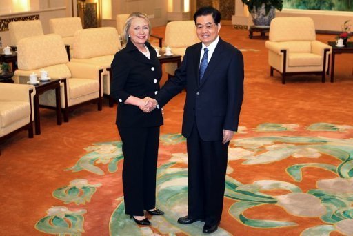 Clinton visita Pequim em meio a tensões regionais