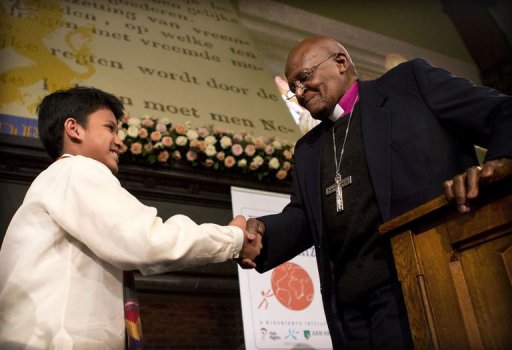 Garoto de rua de 13 anos ganha prêmio internacional da paz