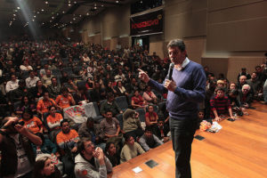 Haddad manda recado para Aécio: 'leia um livro'