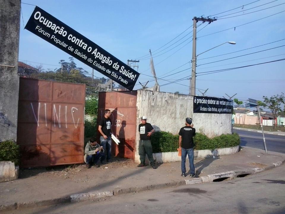 Manifestantes ocupam prédio de hospital abandonado 