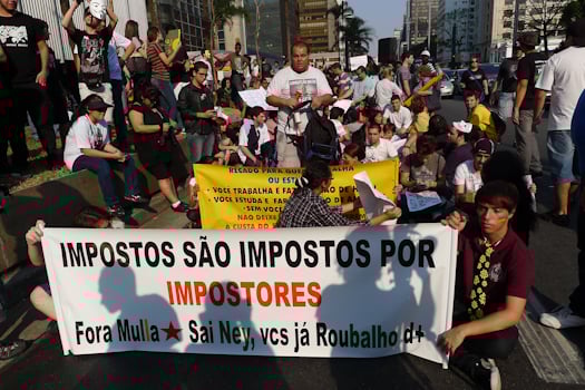 ‘Viúvas de 64’ e anarquistas se unem em protesto contra a corrupção