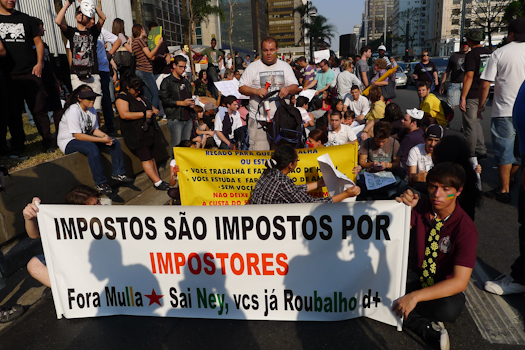 'Viúvas de 64' e anarquistas se unem em protesto contra a corrupção