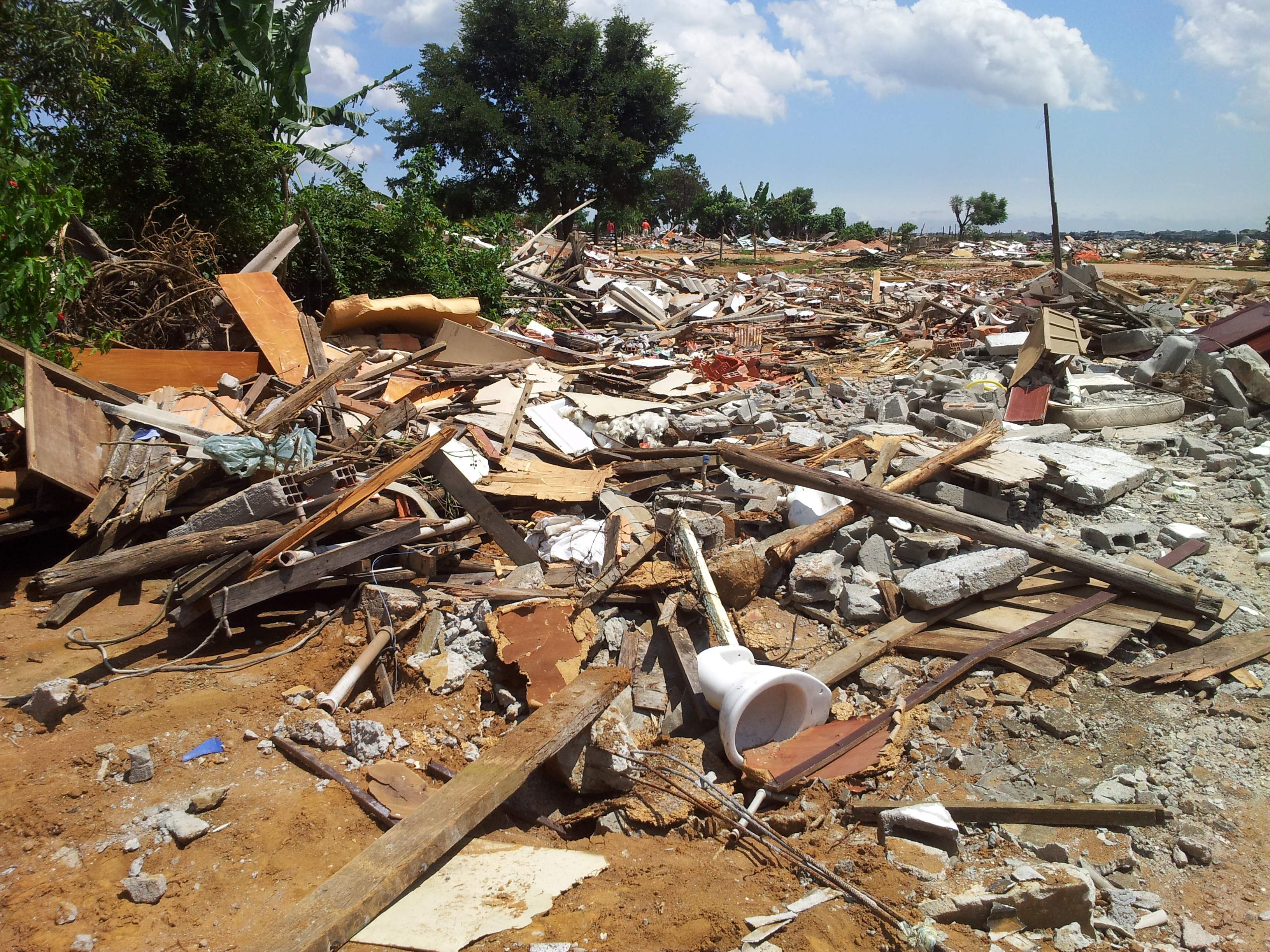 Destroços do que foi o assentamento Pinheirinho, em São José dos Campos. Foto: Murilo Machado 