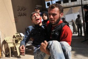 Feridos caminham cinco horas por atendimento médico na Síria 