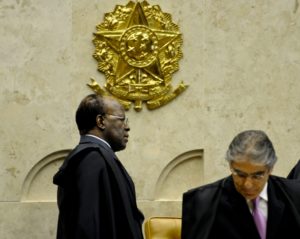 Imprensa tem dois pesos e duas medidas sobre mensalões, diz Barbosa