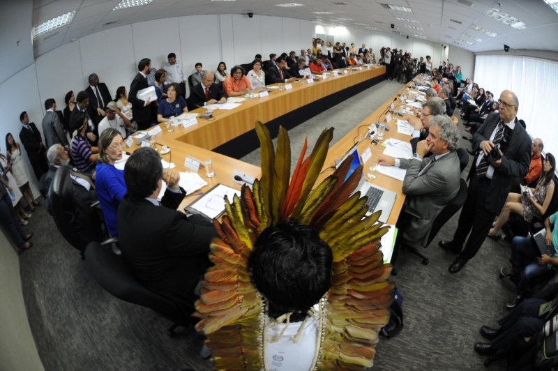 O ministro da Justiça, José Eduardo Cardozo, e a ministra dos Direitos Humanos, Maria do Rosário, durante discussão sobre a situação dos índios Guarani Kaiowá no Conselho de Defesa dos Direitos da Pessoa Humana, nesta terça-feira 30. Foto: Fabio Rodrigues Pozzebom / ABr 