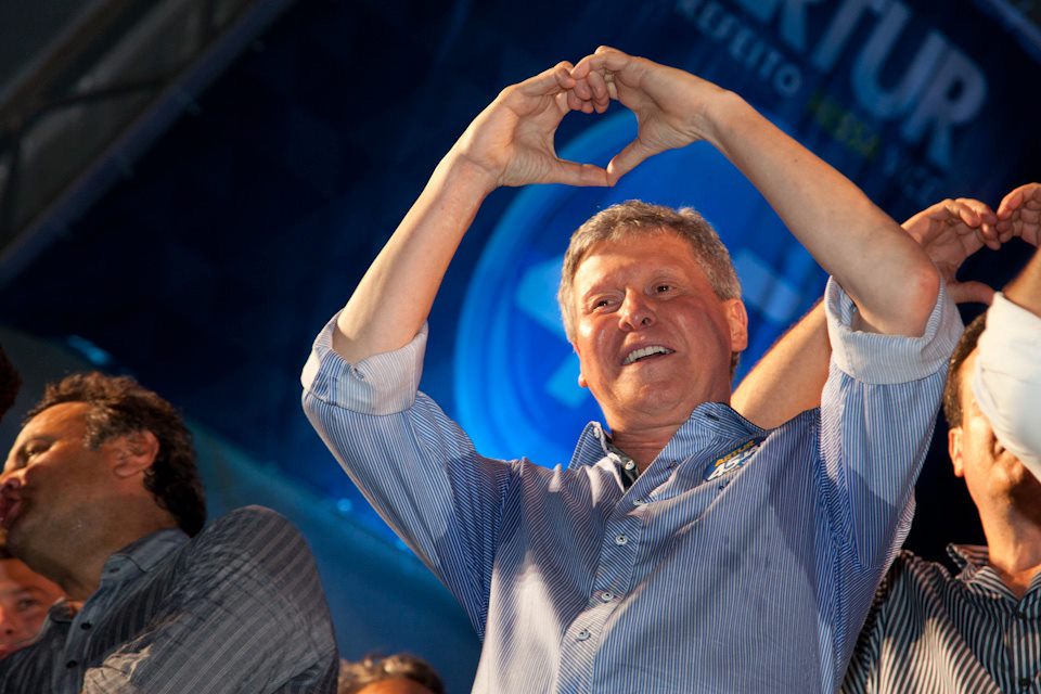 Arthur Virgílio, desafeto do PT, vence com facilidade em Manaus