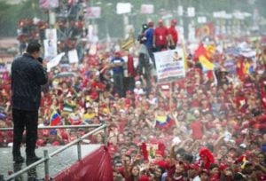 Às vésperas da eleição, Chávez chama opositores ao diálogo