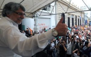 Fernando Lugo diz que vai se candidatar a presidente do Paraguai