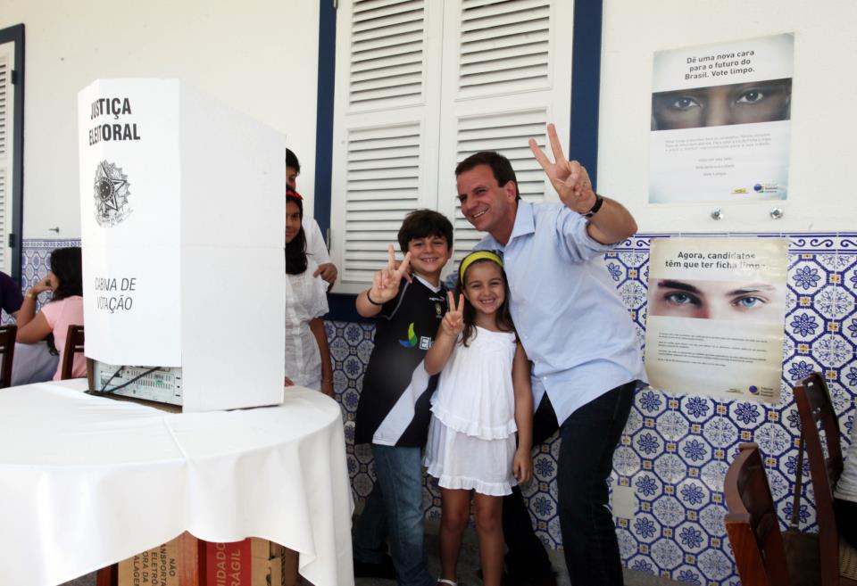 RJ: Reeleito, Paes agradece a Dilma e Lula