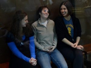 Tribunal liberta uma das cantoras do grupo Pussy Riot