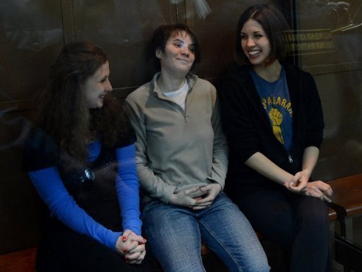 Tribunal liberta uma das cantoras do grupo Pussy Riot