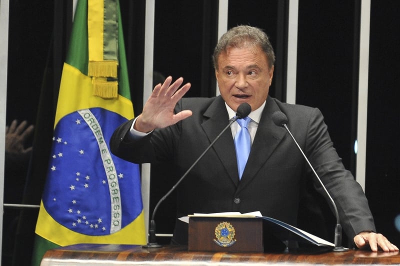 Com PSDB rachado, Alvaro Dias pode deixar o partido