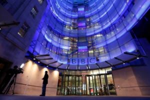 Governo britânico pede à BBC que investigue apresentador acusado de comprar pornografia infantil