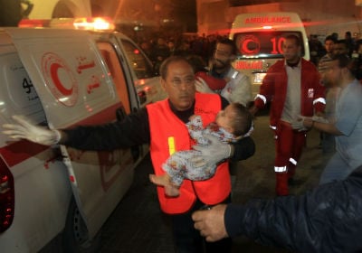 Médico palestino carrega bebê ferido após ataque aéreo de Israel na cidade de Gaza.  Mahmud Hams / AFP 