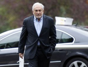 Ex-chefe do FMI chega a acordo com camareira, diz jornal