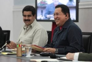 Chávez tem recaída por câncer e designa Maduro como sucessor
