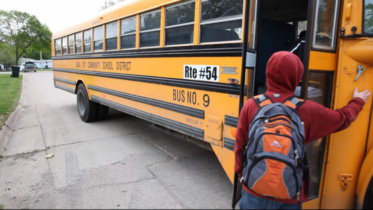 Alunos fazem atividade contra o bullying em Curitiba