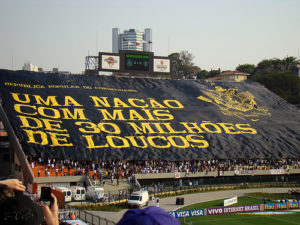 O bando de loucos e os operários do time