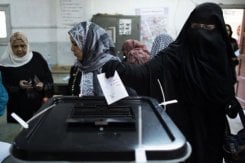 Egípcios votam em referendo e oposição acusa governo
