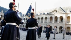 Dilma e Hollande discutem em Paris crise econômica internacional e venda de caças
