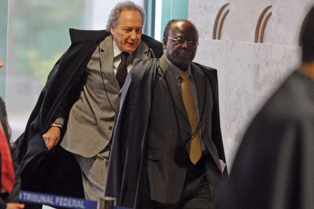 Barbosa e Lewandowski divergem sobre perda de mandatos 