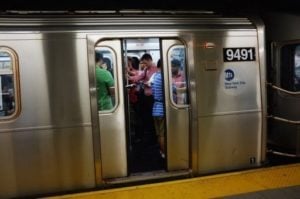 Publicação de foto de homem prestes a ser atropelado por metrô gera indignação em Nova York