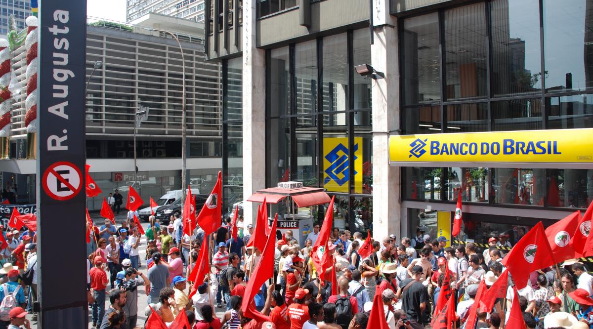 MST ocupa superintendência do Incra em São Paulo