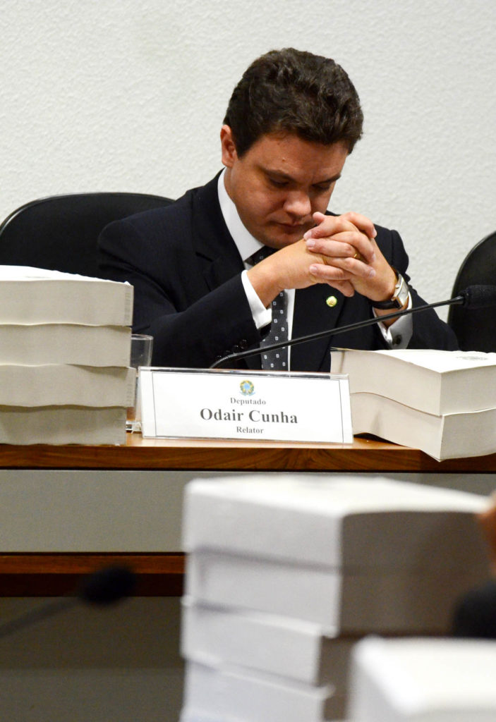 Relatório final da CPI do Cachoeira é rejeitado em votação apertada