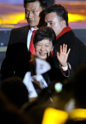 Park Geun-Hye, presidenta eleita da Coreia do Sul, acena para apoiadores em evento nesta quarta-feira 19, em Seul, onde ela acompanhou a apuração. Foto: Jung Yeon-Je 