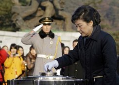 A presidente eleita da Coreia do Sul, Park Geun-Hye, durante visita ao Cemitério Nacional de Seul. Foto: AFP 