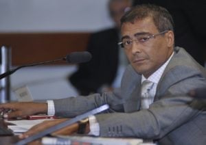 Romário consegue assinaturas para instalar CPI da CBF na Câmara