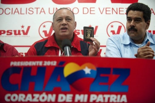 Cabello, com um cópia da Constituição, e Maduro durante entrevista coletiva em Caracas. Os dois líderes do chavismo parecem estar em sintonia a respeito dos próximos passos. Foto: Raul Arboleda / AFP 