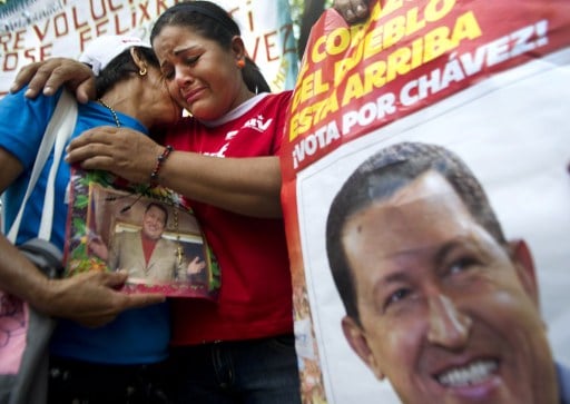 Apoiadoras de Chávez choram em evento de apoio ao presidente no sábado 5, em Caracas. Foto: Raul Arboleda / AFP 