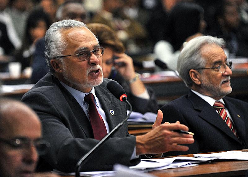 Genoino entrega documentação para assumir cargo de deputado